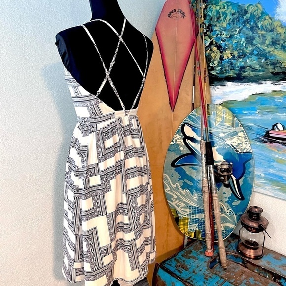 Storee, Adorable Cross Back,Halter-Style Geo Designed Dress, Excellent Condition - Picture 2 of 9